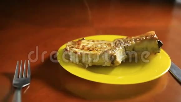 烤架上烤制的骨头上的小切口的特写烤肉放在盘子里放着烤蔬菜热蒸汽视频的预览图