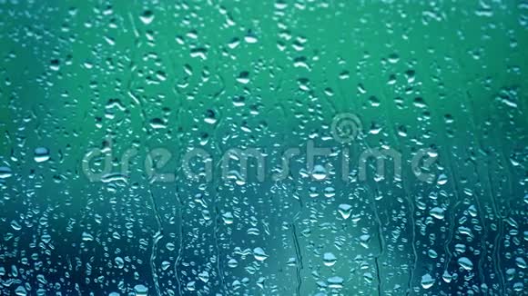 雨水从玻璃表面流出视频的预览图