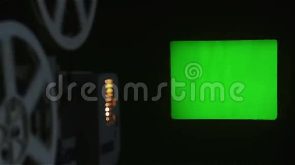 电影放映机显示绿色屏幕视频的预览图
