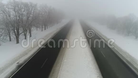 雾中的冬季公路空中录像视频的预览图
