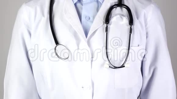 医生拿着医用注射器和听诊器白色视频的预览图