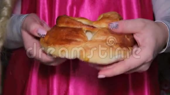 女孩把面包撕成两半视频的预览图
