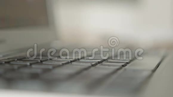 商人手推笔记本宏键在笔记本电脑上打字视频的预览图