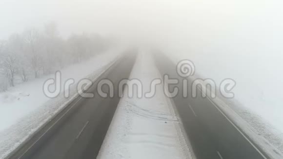 雾中的冬季公路空中录像视频的预览图
