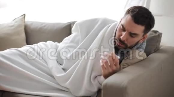 有体温计的病人在家感冒视频的预览图