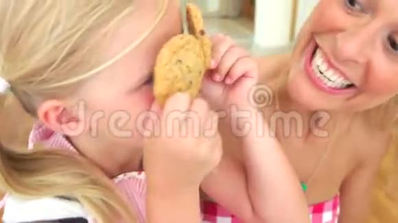 女儿拿了两块饼干视频的预览图