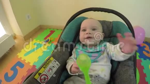 可爱的五个月大的白种人女婴或男孩勺子喂养4K视频的预览图