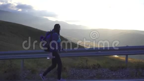 带背包的女游客在路上视频的预览图