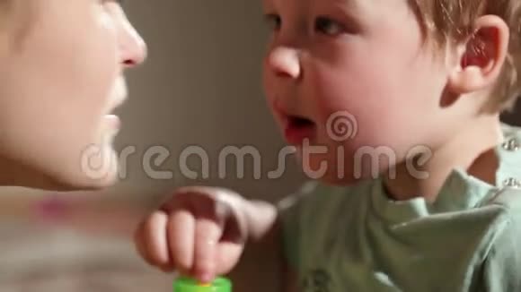 妈妈和她儿子接吻可爱的特写镜头视频的预览图