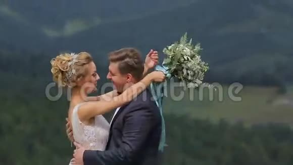 在山里结婚视频的预览图