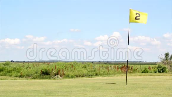 有黄旗的高尔夫球场视频的预览图