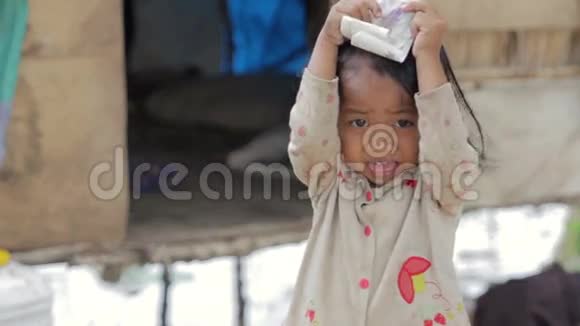 在贫民区棚屋里藏钱的柬埔寨小孩视频的预览图