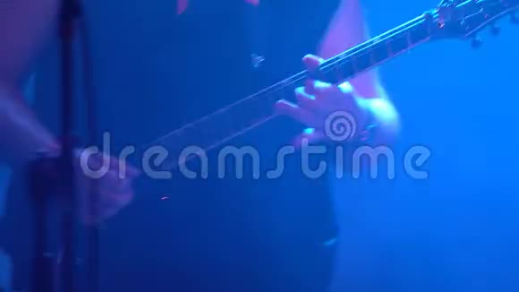 吉他手摇滚乐队在舞台上弹吉他视频的预览图