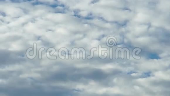 蓝色的大天空柔和的白云慢慢地滚动着视频的预览图
