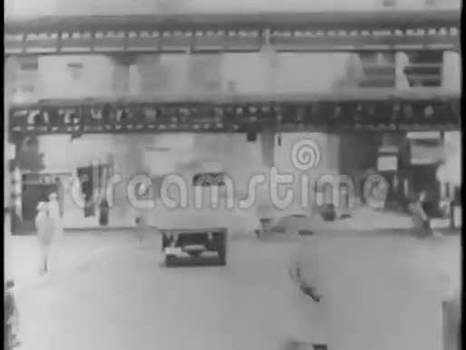 20世纪30年代纽约市高架地铁下的人和车视频的预览图