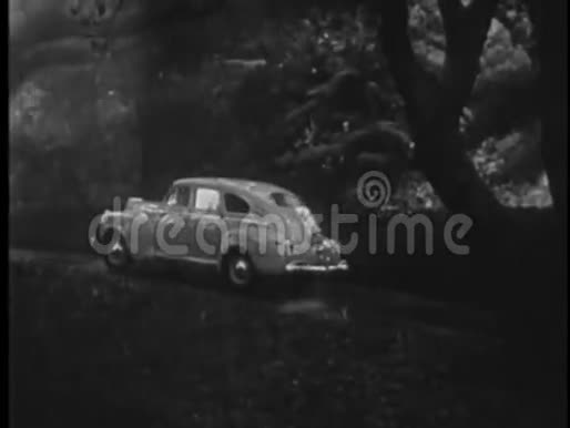 20世纪40年代汽车在雨中驾车上路回家视频的预览图