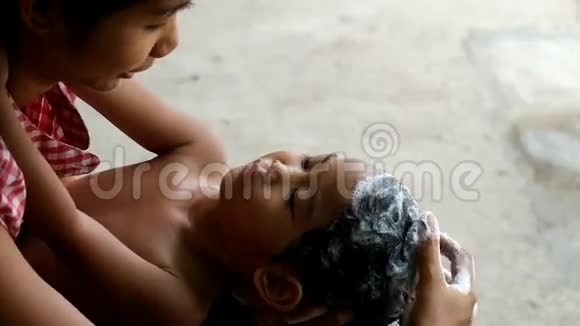 妈妈给儿子洗头妈妈在洗头视频的预览图