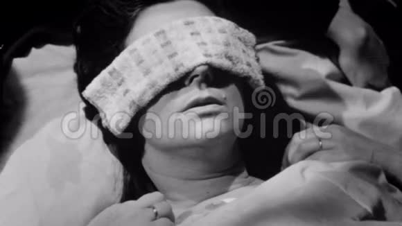 病妇躺在床上用毛巾遮住眼睛视频的预览图