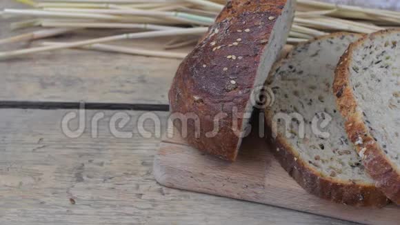 面包面包片小麦粉鸡蛋和木材背景上的谷物乡野观念关闭视频的预览图