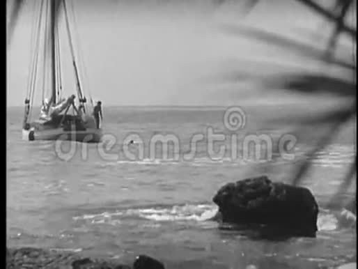 一群人坐船潜入大海视频的预览图