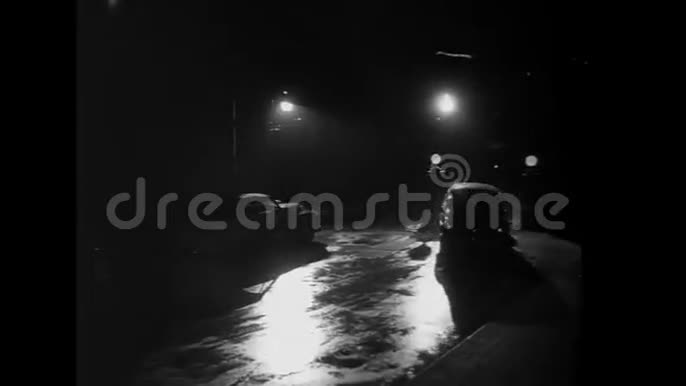 汽车在夜间撞上灯柱1940年代1940年代的汽车在夜间撞上柱子1948USATheHollowTriumph视频的预览图