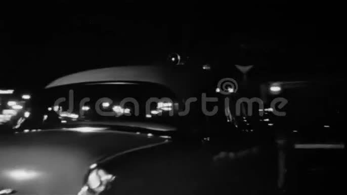 警用巡洋舰夜间跟车1934年街上的1930年警车英国视频的预览图