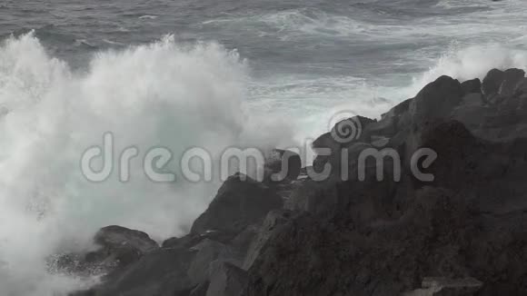 火山海岸线和波浪破碎超慢运动视频的预览图