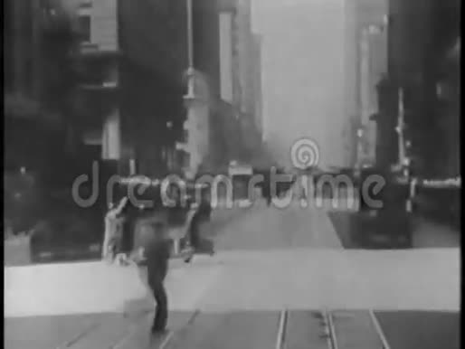 从20世纪30年代的汽车看纽约市街道视频的预览图