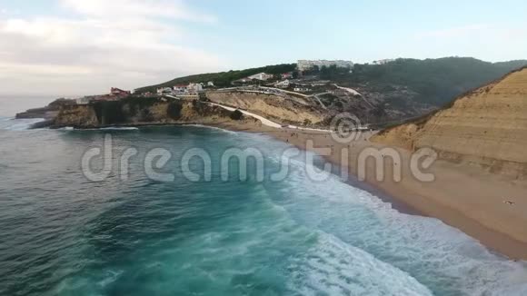 葡萄牙海滨小镇AzenhasdoMar附近海滩的鸟瞰图视频的预览图