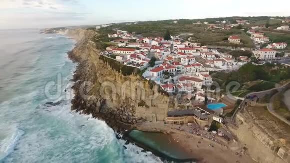 葡萄牙海滨小镇AzenhasdoMar附近的海景视频的预览图