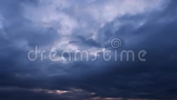 美丽的暴风雨黄昏云时间流逝视频的预览图