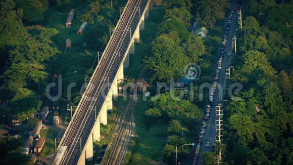 地铁通过火车站和城外道路视频的预览图