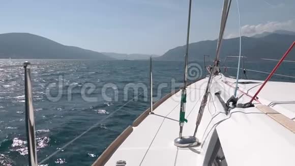 在亚得里亚海漂浮的游艇船头视频的预览图