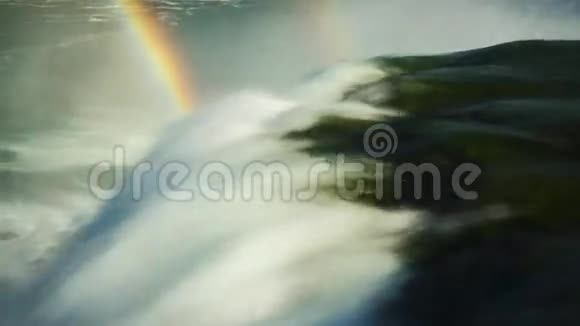 世界著名的尼亚加拉大瀑布一个受游客欢迎的地方在图片中人们可以看到两个瀑布和视频的预览图