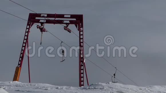 滑雪升降机上的红轮在工作和旋转很漂亮的背景视频的预览图