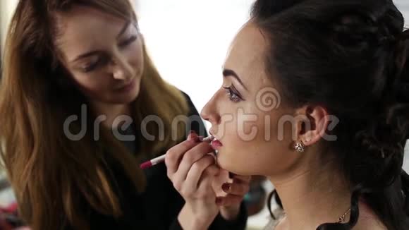 化妆师正在给黑发女孩化妆视频的预览图