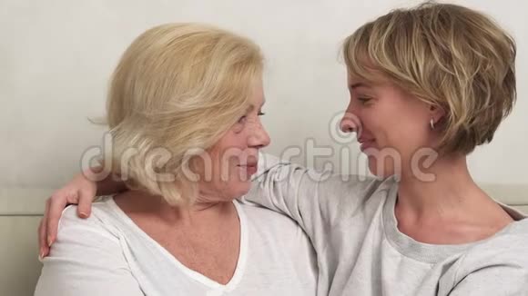 快乐的成年女儿和年迈的母亲视频的预览图