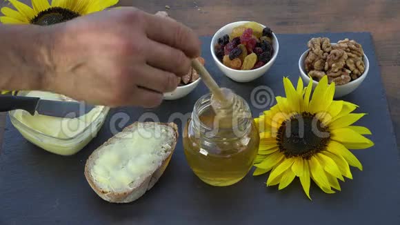 蜂蜜面包黄油和干果视频的预览图