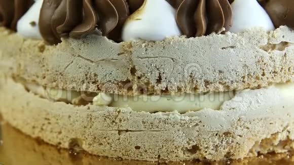基辅蛋糕加奶油和坚果的特写全景视频的预览图