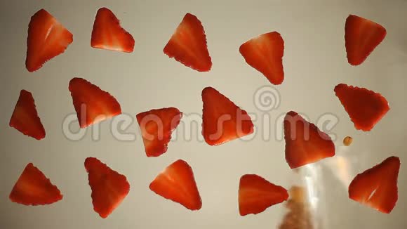 草莓和莫斯利在玻璃表面平坦的视频的预览图