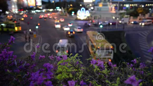 泰国民主纪念碑现代化城市夜间交通灯道视频的预览图