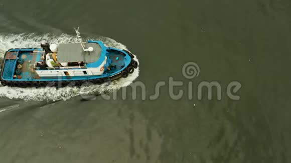 河上的拖船视频的预览图