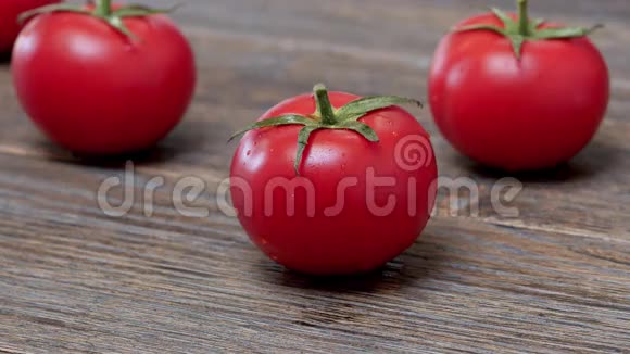 木制背景上的红色西红柿视频的预览图