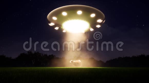在浅色背景上复古风格的UFO牛乡村景观外星飞船不明飞行物飞行飞船绑架村视频的预览图