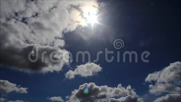 阳光明媚的云景视频的预览图
