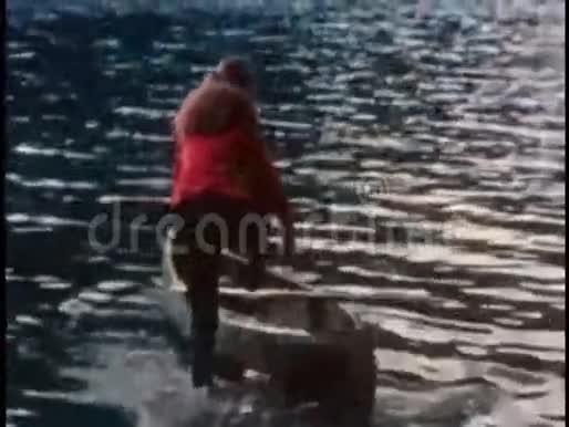 女性在湖上划船的后景视频的预览图