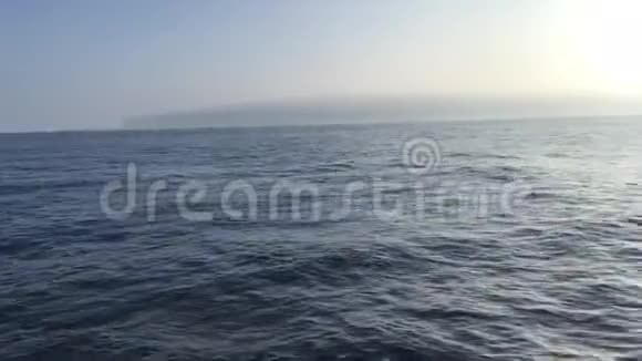 从船上看日出时在地平线上的考伊岛视频的预览图
