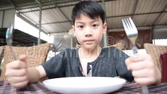 愤怒的亚洲儿童等待食物推出视频的预览图