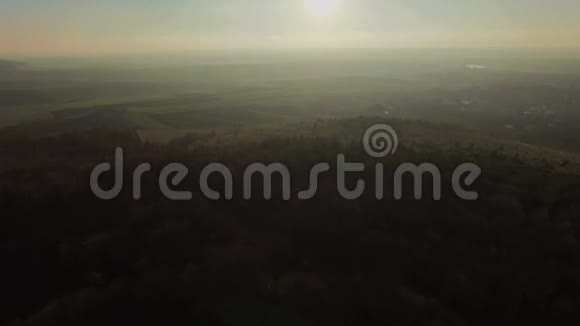 日落时的山地鸟瞰视频的预览图