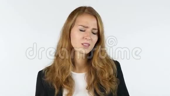 沮丧沮丧和愤怒的女商人的肖像白色背景视频的预览图